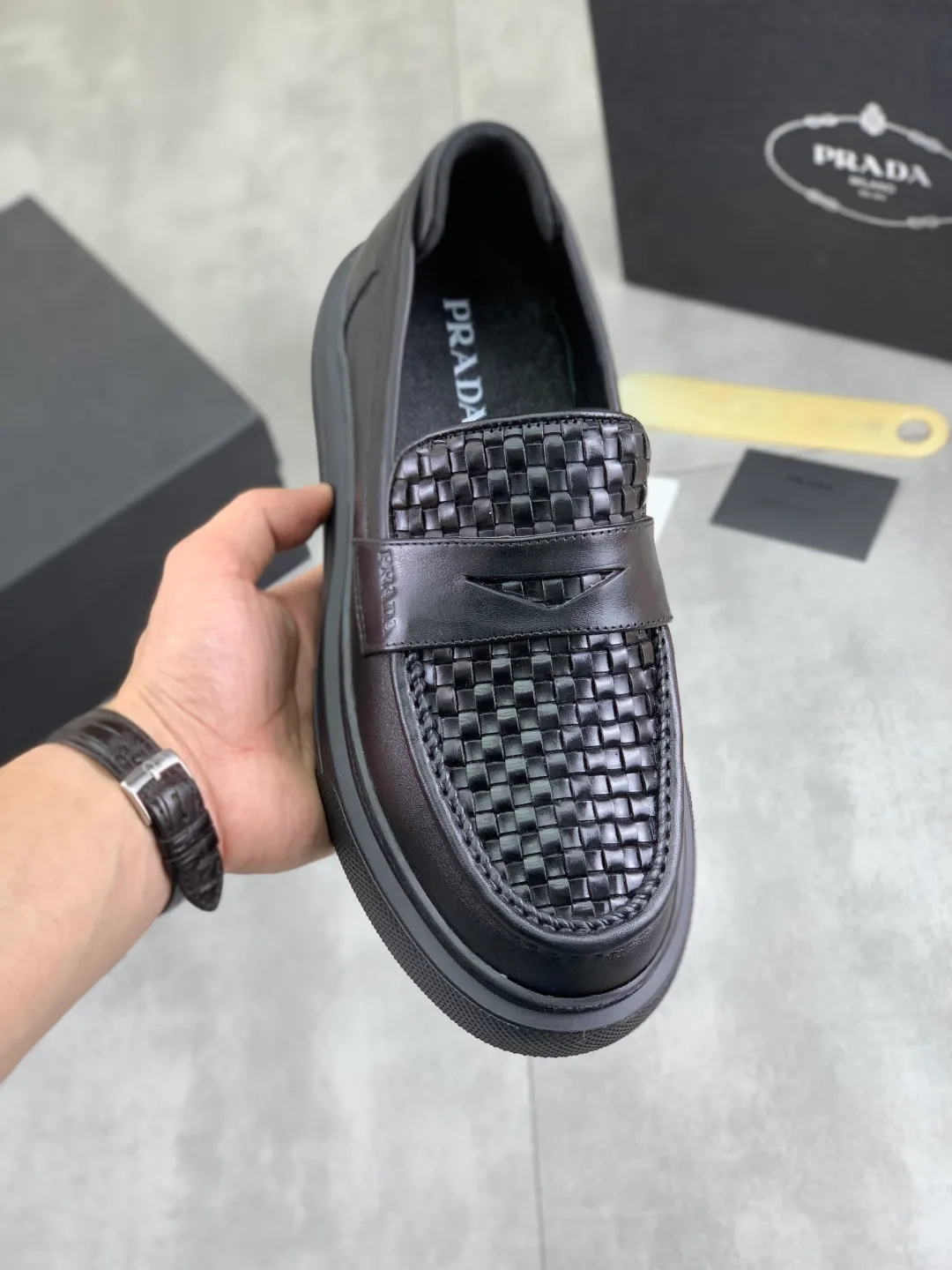 Men's men's shoes 💰P500 New PRADA Prada spring new casual leather shoes Original purchase, development and production Prada men's classic series, technical breathable fabrics with cowhide, casual sports shoes, casual shoes, sports dad shoes combine high-tech breathable materials and cowhide, P family exclusive button decoration on the side. The outsole is full of P italic design and bright colors to show vitality and continue the brand design inspiration. Stroll around the city lightly and feel free and comfortable. Delivered in exquisite packaging 🛍📦 ▪️Material: original customized calfskin with breathable material ▪️Inner lining: cowhide lining ➕cowhide feet ▪️Outsole: open-molded TPU foam material ▪️Sole thickness: 3.5CM ▪️Size: Men's 38-44 (45 can be customized) 4️⃣ colors available
